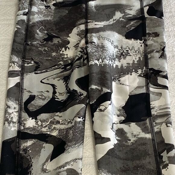 UNDER ARMOR Womens XSMALL HeatGear Printed High Waisted Capri Leggings - Picture 4 of 10